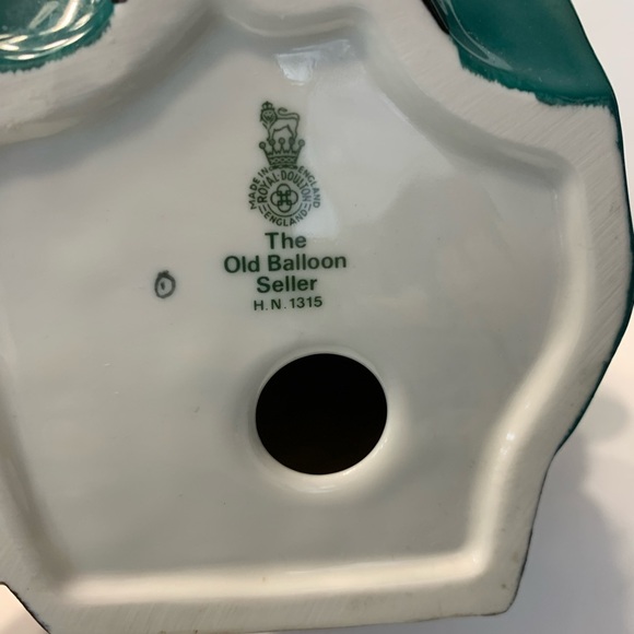 The Balloon Seller- ‎Royal Doulton - Picture 2 of 3